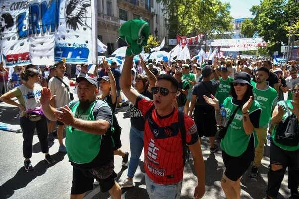 Argentina: denuncian 10 mil despidos y sindicatos van a huelga el 3 de abril - Mundo - ABC Color