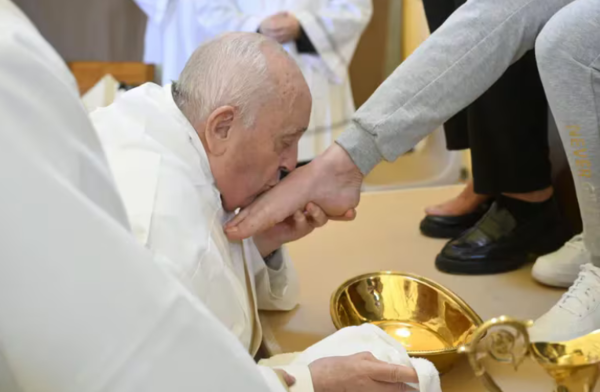 El papa Francisco en silla de ruedas lava los pies a doce reclusas por Jueves Santo