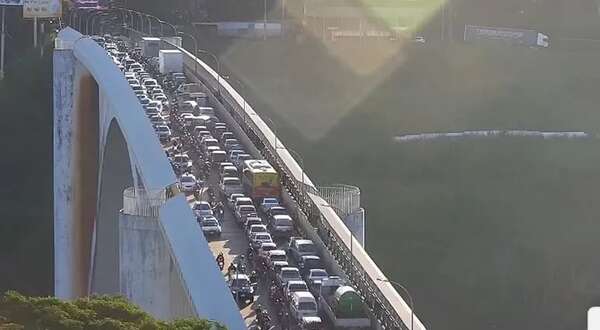 Más de 10.000 viajeros registraron salida antes de cruzar el Puente de la Amistad - ABC en el Este - ABC Color