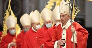 La Nación / En una prisión, el papa Francisco lava los pies a 12 mujeres