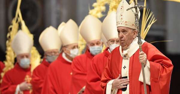 La Nación / En una prisión, el papa Francisco lava los pies a 12 mujeres