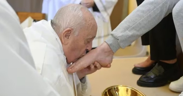 Papa Francisco realizó lavado de pies a 12 reclusas por Jueves Santo