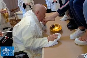 El Papa Francisco lava los pies a 12 reclusas en Jueves Santo - Radio Imperio 106.7 FM
