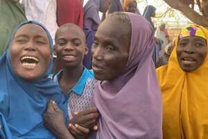 Los 137 alumnos secuestrados en una escuela en Nigeria regresaron con sus familias - Mundo - ABC Color