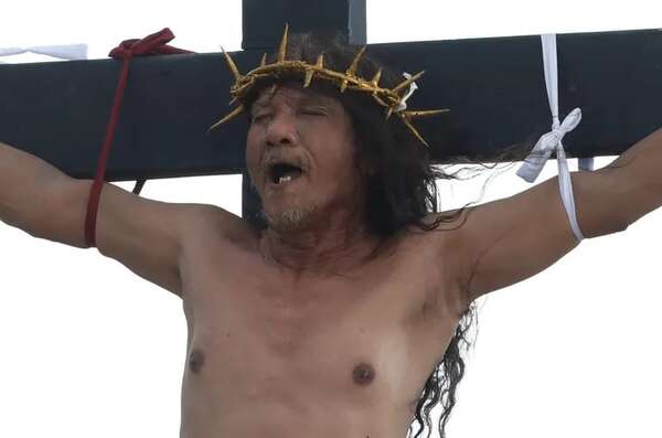 Los crucificados de Filipinas recrean con dolor y sangre la pasión de Cristo - Mundo - ABC Color