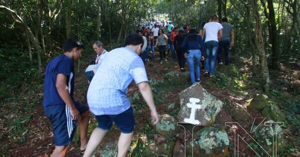 La Nación / Subir al cerro Santa María: una tradicional y atractiva peregrinación de Viernes Santo en Misiones