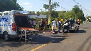 Video: motociclista chocó contra una camioneta y terminó en la carrocería - Policiales - ABC Color