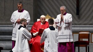 El papa preside en silencio una Pasión de Cristo con evocación de los males modernos