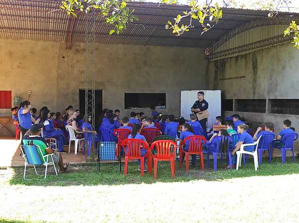 Charla sobre Prevención y Rehabilitación de la Drogadicción, Seguridad Vial y Valores Familiares en la Escuela Básica Entre Lagos