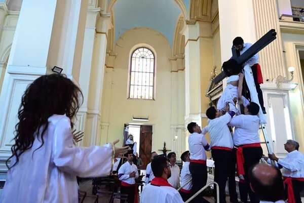Conmovedora crucifixión en la parroquia de La Encarnación - Nacionales - ABC Color
