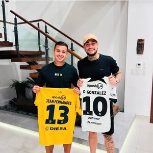 El 10 del decano posó con el arquero del ciclón