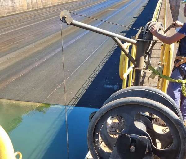 Itaipú: Inspeccionan superficie hidráulica - Economía - ABC Color