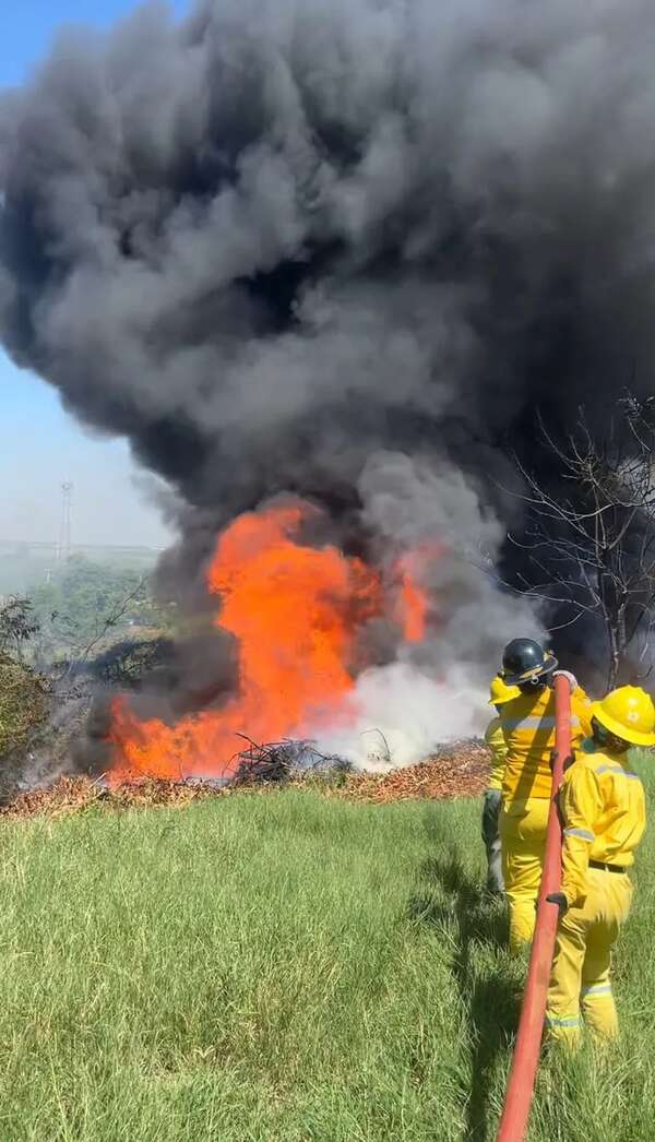 Quema de basura puso en peligro  varias casas en San Antonio - Nacionales - ABC Color