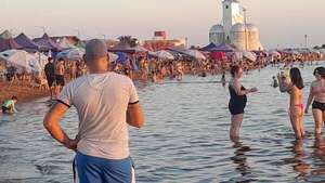 Encarnación: Viernes Santo caluroso invitó a turistas a pasar el día en la playa San José   - Viajes - ABC Color