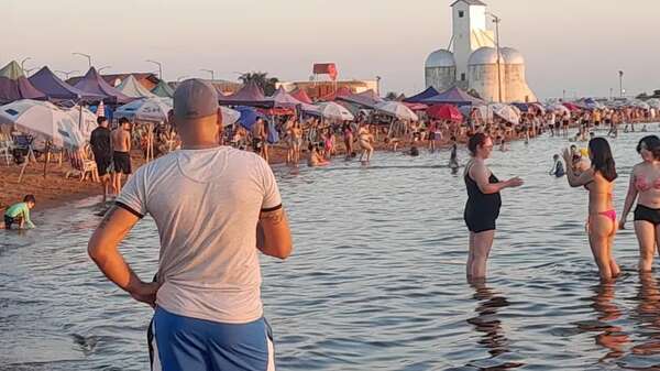 Encarnación: Viernes Santo caluroso invitó a turistas a pasar el día en la playa San José - Viajes - ABC Color