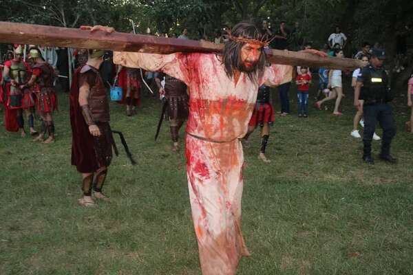 “Vía Crucis Viviente” con más de 5.000 personas en Caacupé - Nacionales - ABC Color