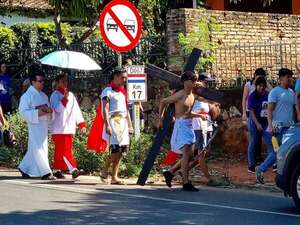 Vía Crucis sobre ruta Luque – San Lorenzo conmueve en Laurelty - Nacionales - ABC Color