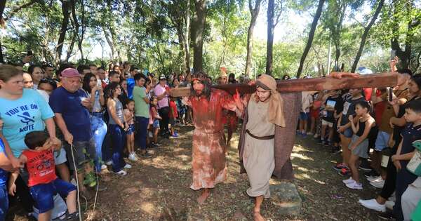 La Nación / Varias ciudades representaron la pasión y muerte de Jesucristo