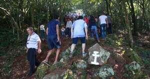 La Nación / La tradicional peregrinación de Viernes Santo en los cerros