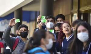 Estudiantes saldrán a manifestarse por cumplimiento del medio pasaje - Economía - ABC Color