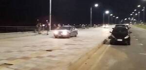 [VIDEO] ¡Monos al volante! Subieron su auto en la peatonal de la Costanera