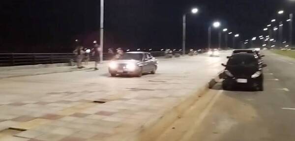 [VIDEO] ¡Monos al volante! Subieron su auto en la peatonal de la Costanera