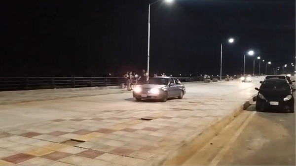 Denuncian que automovilistas invaden espacio peatonal de la Costanera Sur - ADN Digital