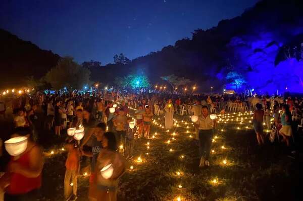 Feligreses acompañan la puesta en escena del Calvario Rapé Cerro Acahaype 2024 - Nacionales - ABC Color