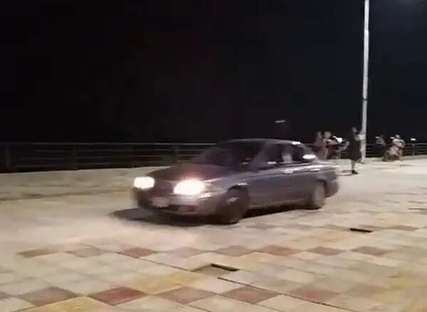 Video: “De paseo” en zona peatonal de la costanera sur, pero en auto - Soy un viral - ABC Color