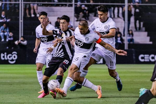 Libertad y Olimpia disputan hoy el clásico blanco y negro en La Huerta - trece