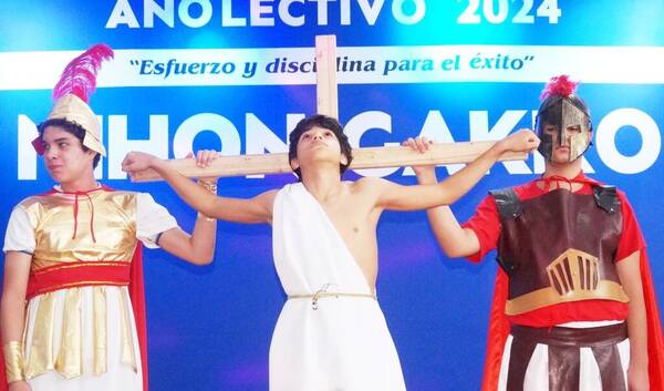 Alumnos ofrecieron Vía Crucis