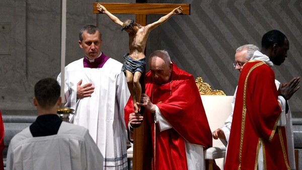 Con evocación de males modernos, el Papa preside la Pasión de Cristo