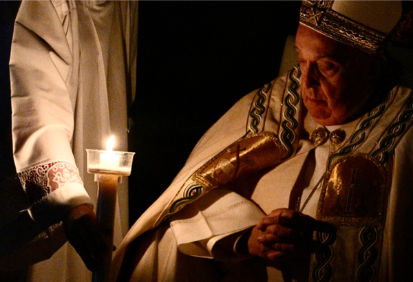 El papa preside la vigilia de Pascua tras preocupaciones por su salud