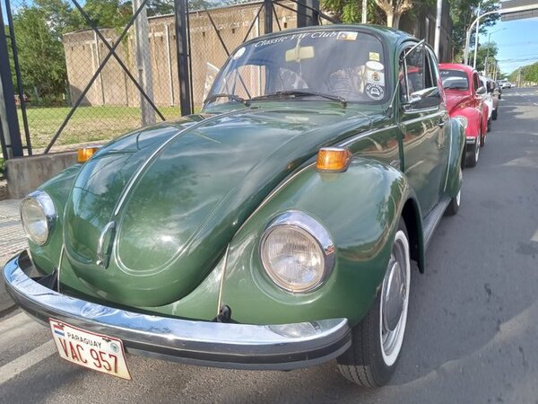 La caravana de los escarabajos Volkswagen lleva color y alegría a la Costanera