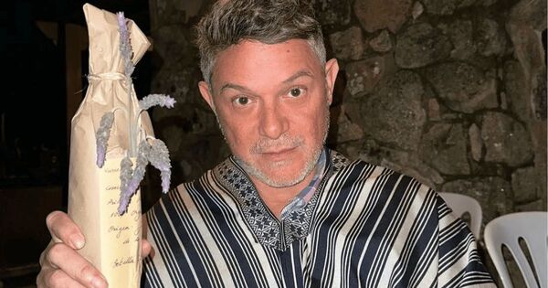 Alejandro Sanz vistió poncho para’i de 60 listas, regalo de fans de Paraguay