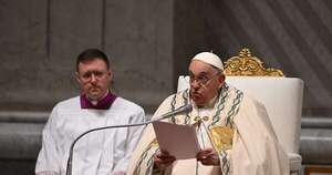 La Nación / El papa, recuperado, ofició vigilia pascual en el Vaticano