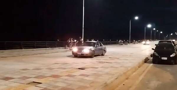 Costanera Sur: automovilistas invaden la zona peatonal - Economía - ABC Color