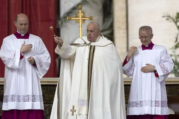 El papa alerta contra los "vientos de la guerra" sobre Europa en su mensaje de Pascua - Mundo - ABC Color