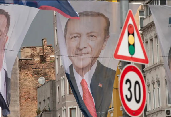 Turcos votan en comicios que ponen a prueba a Erdogan