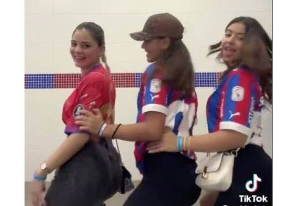 [VIDEO] Hermanas de pelotero se grabaron en baño de La Nueva Olla