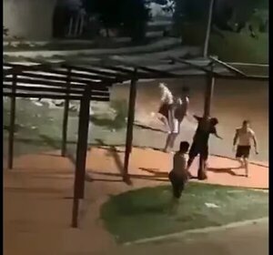 Graban pelea con cuchillos entre jóvenes, en el barrio San Francisco de Asunción