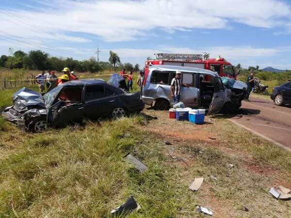 Una fallecida y ocho heridos en choque frontal en acceso Carapeguá - Policiales - ABC Color