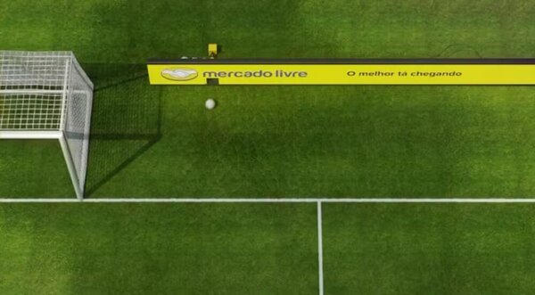 ¡Final de campeonato brasileño tuvo un cartel publicitario como recogepelotas!