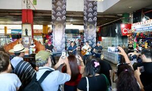 Flashmob de Grupo Generación sorprendió a pasajeros en terminal de buses de Asunción