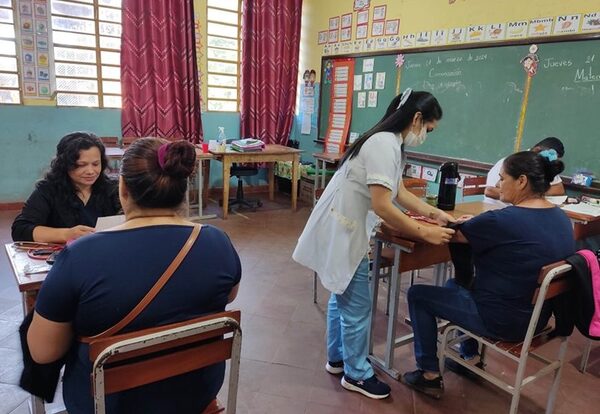 Brindan servicios de salud en la escuela San Roque González de Minga Guazú