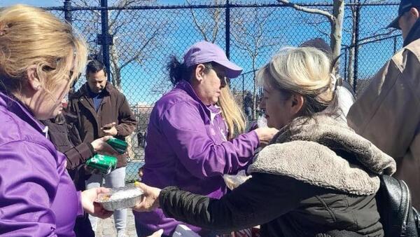 Paraguayos en Nueva York entregaron platos de comida a personas de escasos recursos