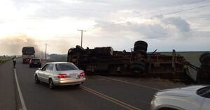 Diario HOY | Camión sufre vuelco y acaba incendiándose al costado de la ruta