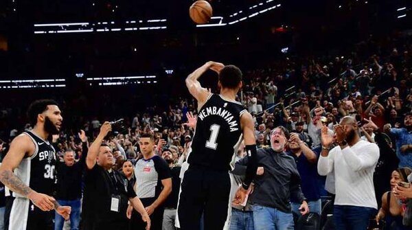 La NBA multa a Wembanyama con 25.000 dólares por lanzar el balón a la grada