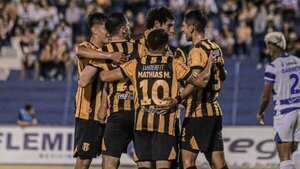 Chiqui Arce debuta con victoria en Guaraní