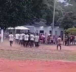 Video: partido de fútbol terminó en gresca y un juez de línea aprehendido por agresión - Policiales - ABC Color